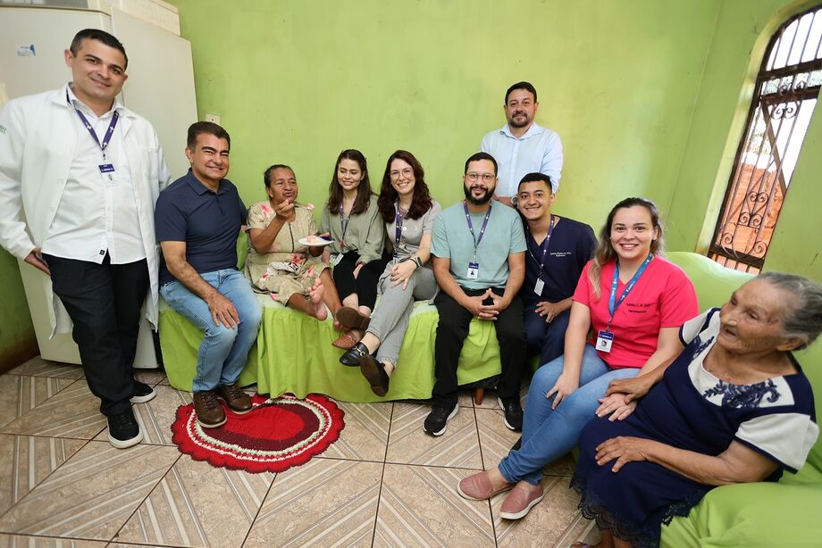 Dona Francisca celebra aniversário com o prefeito Marçal Filho e a equipe do Programa Melhor em Casa
