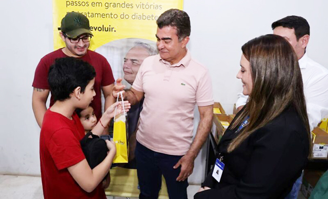 Prefeito Marçal Filho entregando kit a criança usuária do Sensor Libre 2