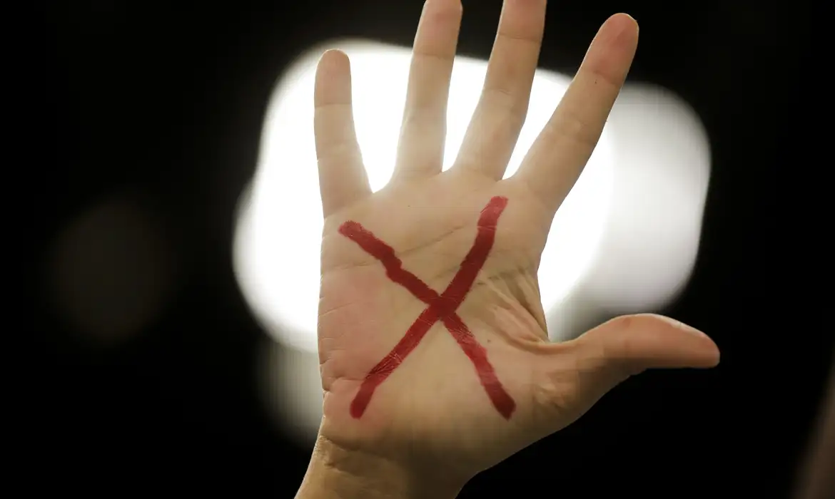 Vereadora Helen Cabral denuncia violência de gênero em sessão da Câmara de Santa Maria e cobra providências legais.