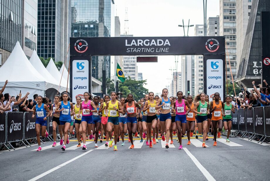 A largada da 100ª edição da Corrida Internacional de São Silvestre reúne atletas de elite na Avenida Paulista, em São Paulo.