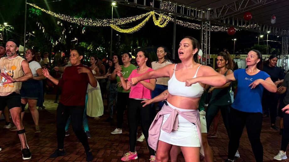 Moradores e visitantes dançam no Aulão de FitDance na Praça Ary Coelho durante o Natal dos Sonhos