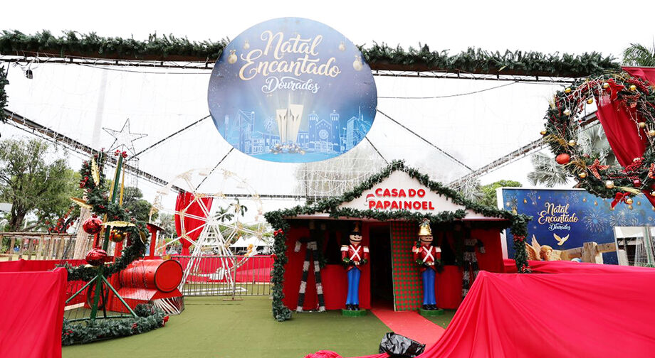 Praça Antônio João recebe decoração especial para o início do Natal Encantado Dourados nesta terça-feira.