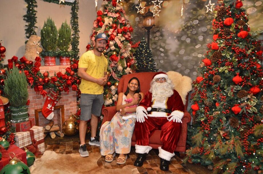 Casa do Papai Noel montada na Praça Ary Coelho atraiu famílias durante o Natal dos Sonhos