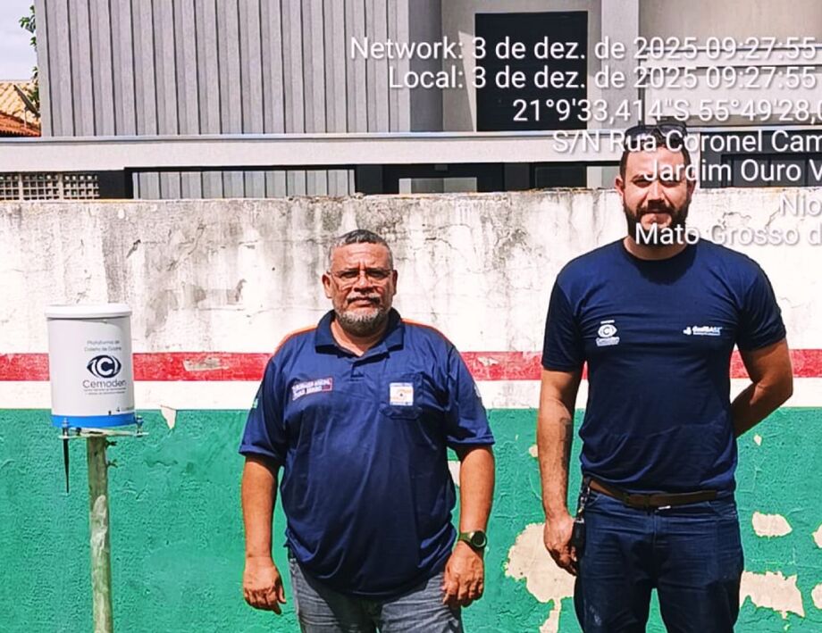 Técnicos da Defesa Civil e do Cemaden ao lado do pluviômetro automático instalado em Nioaque (MS). Equipamento reforça o monitoramento climático no município.