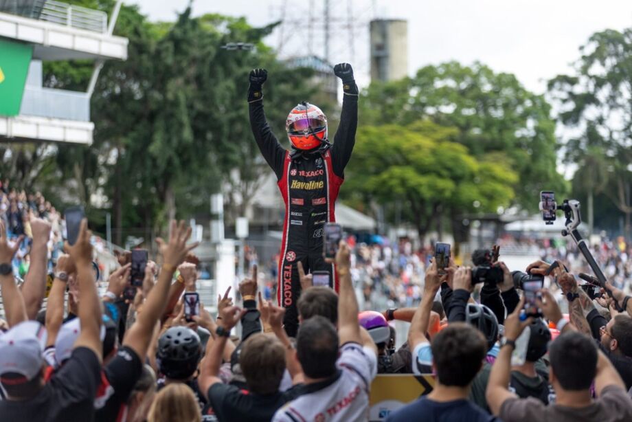 Leist conquista a vitória em Interlagos na etapa final da Stock Car, enquanto Felipe Fraga comemora o bicampeonato.