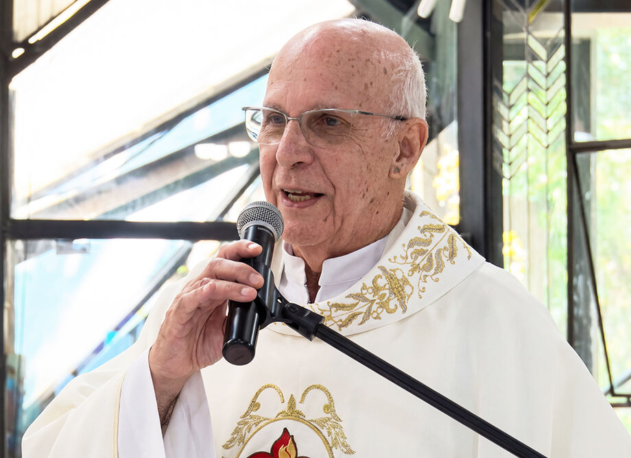 O padre Júlio Lancelotti anunciou que não irá mais transmitir suas missas ao vivo nem atualizar suas redes sociais por tempo indeterminado.