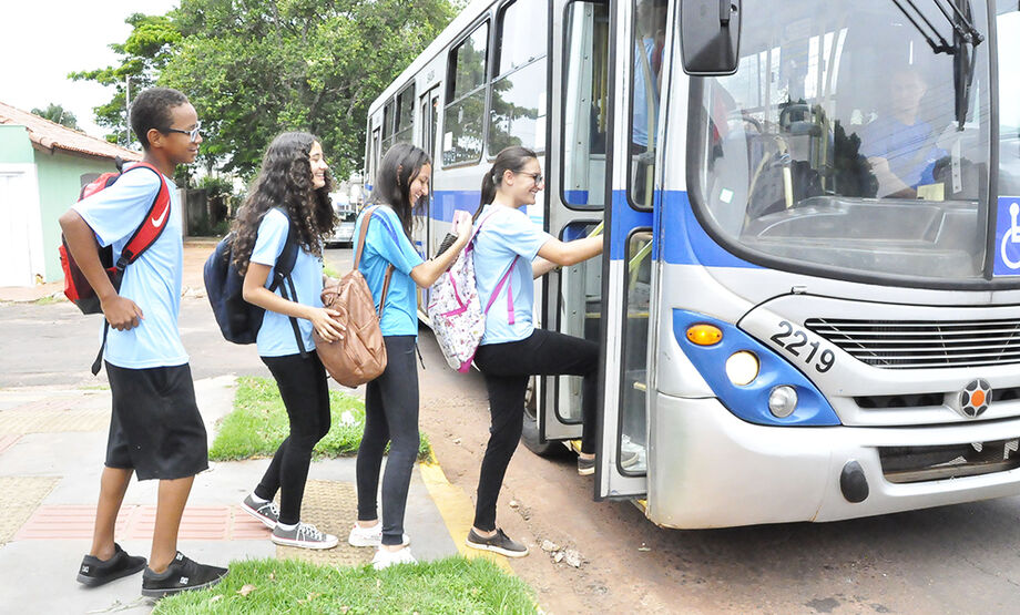 Estudantes em ponto de ônibus escolar