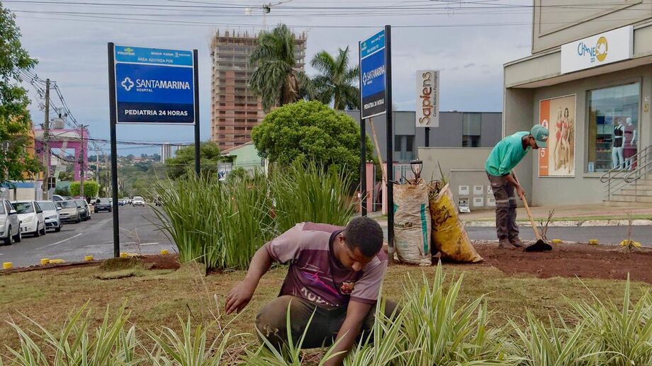 Empresas podem adotar áreas públicas como canteiros e rotatórias e instalar identificação no local.