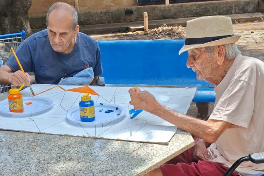 Idosos do Asilo São João Bosco mostram talentos em teatro, música e culinária nesta quinta (11), com entrada gratuita e doações de leite.