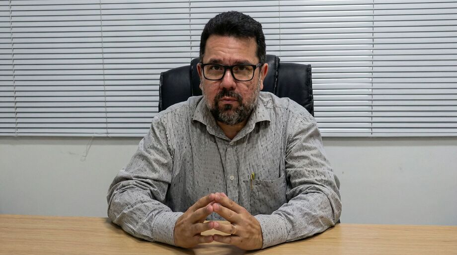 Presidente do Sindicato dos Médicos de Mato Grosso do Sul, Marcelo Santana, durante assembleia que decidiu pela manutenção dos atendimentos na Santa Casa e pela adoção de medidas judiciais para cobrar o 13º salário.