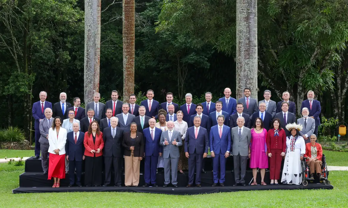 Lula durante reunião ministerial na Granja do Torto; presidente cobra narrativa eficaz para mostrar avanços do governo antes do ano eleitoral.