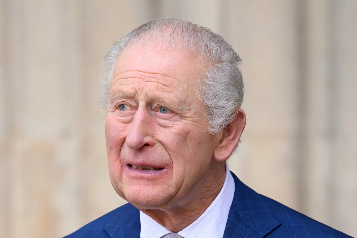 Rei Charles III celebra possibilidade de redução no tratamento contra o câncer a partir de 2026.