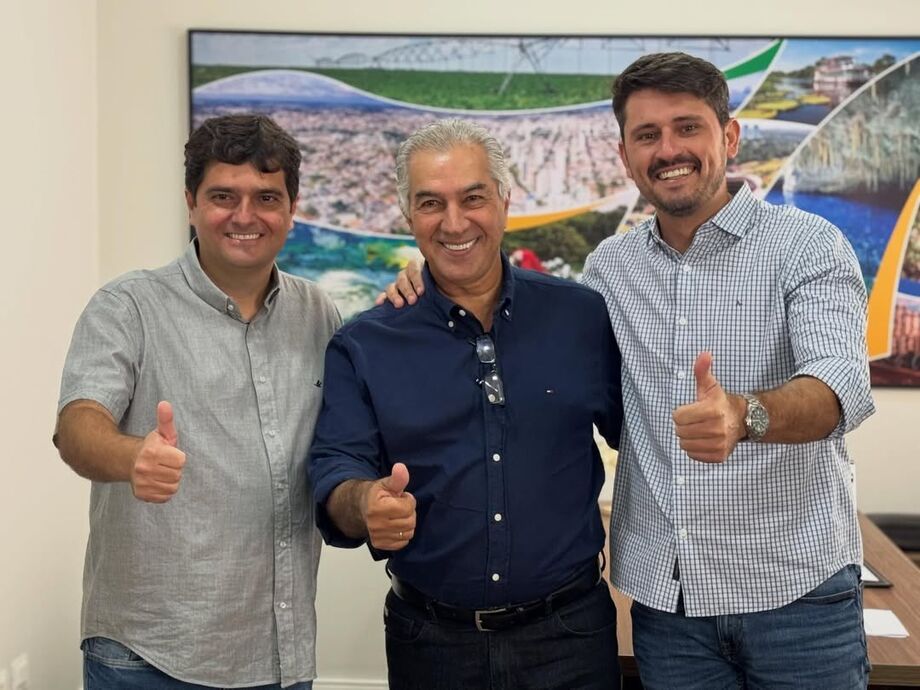 Reinaldo Azambuja aparece ao lado de Valdir Júnior, ex-presidente da Assomasul, e de Thales Tomazelli, atual presidente da entidade, durante encontro que reforçou a pauta do municipalismo em Mato Grosso do Sul.