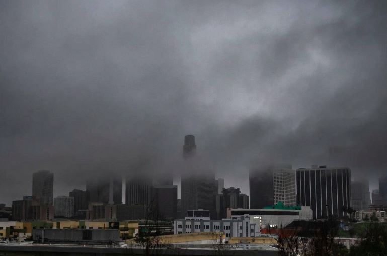 Tempestade de inverno levou nevascas intensas ao nordeste dos EUA e causou cancelamentos de voos.
