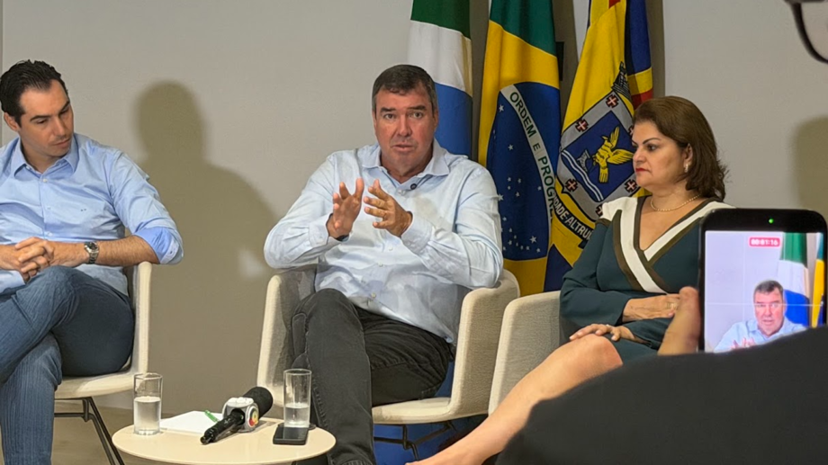 O governador Eduardo Riedel durante coletiva nesta quinta-feira, ao falar sobre investimentos, SAFs e a retomada do futebol em Mato Grosso do Sul, com foco em gestão, infraestrutura e atração de capital privado.