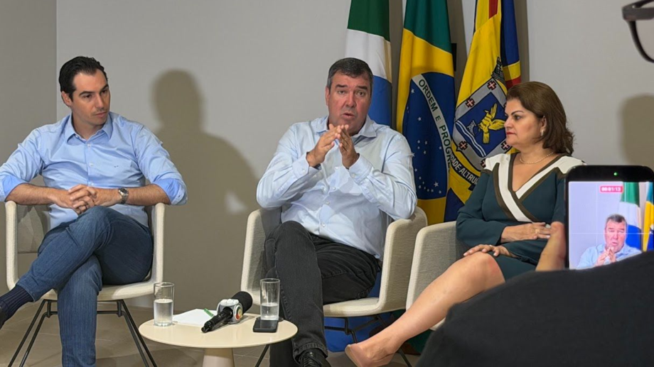 O governador Eduardo Riedel fala durante coletiva nesta quinta-feira, em Campo Grande, ao tratar de planejamento, parcerias institucionais e prioridades da gestão, enquanto auxiliares acompanham a conversa.