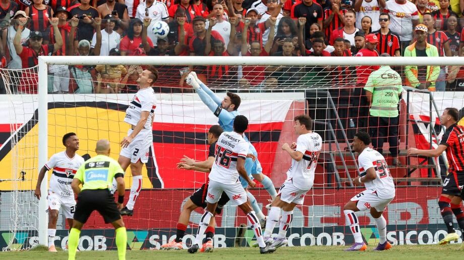 Vitória vence São Paulo e garante permanência na Série A.