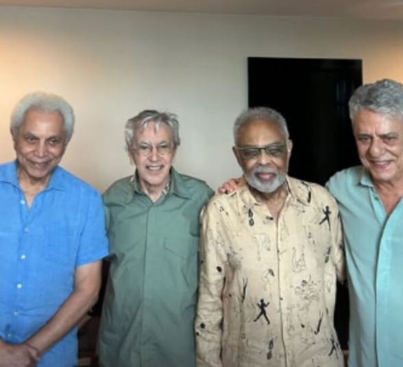 Artistas como Caetano Veloso, Gilberto Gil, Chico Buarque e Paulinho da Viola participaram, neste domingo (14), de um grande ato musical na Praia de Copacabana, na zona sul do Rio de Janeiro.