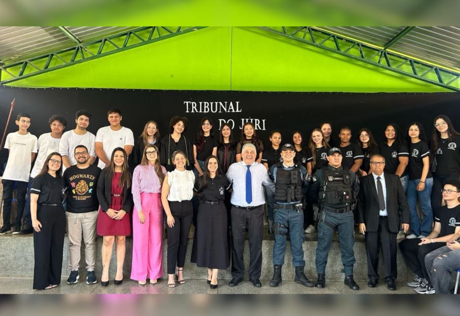 Estudantes do Ensino Médio participam de júri simulado e visita técnica ao Tribunal do Júri.