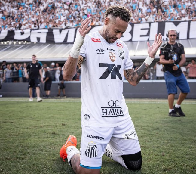 Neymar comemorando com a camisa do Santos após vitória.