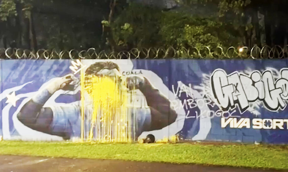 Imagem de Gabigol no CT do Cruzeiro é pichada após eliminação na Copa do Brasil