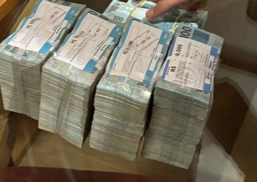 Polícia Federal cumpriu mandados de busca em investigação sobre desvio de cota parlamentar envolvendo deputados federais