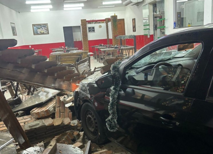 Voyage invadiu o restaurante na rua Sete de Setembro; apesar do impacto, não houve feridos