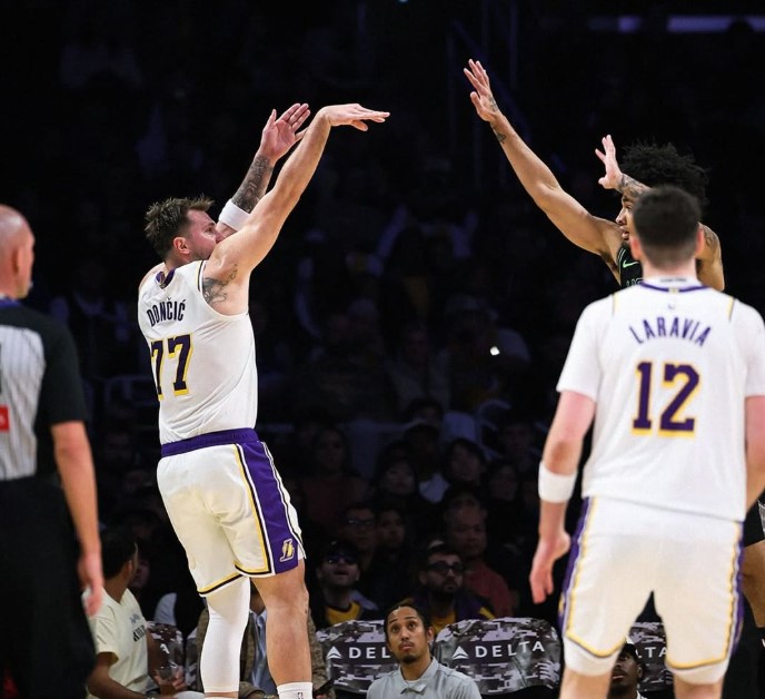 Luka Doncic entrou para a galeria dos Lakers após fazer sexto jogo consecutivo com mais de 30 pontos