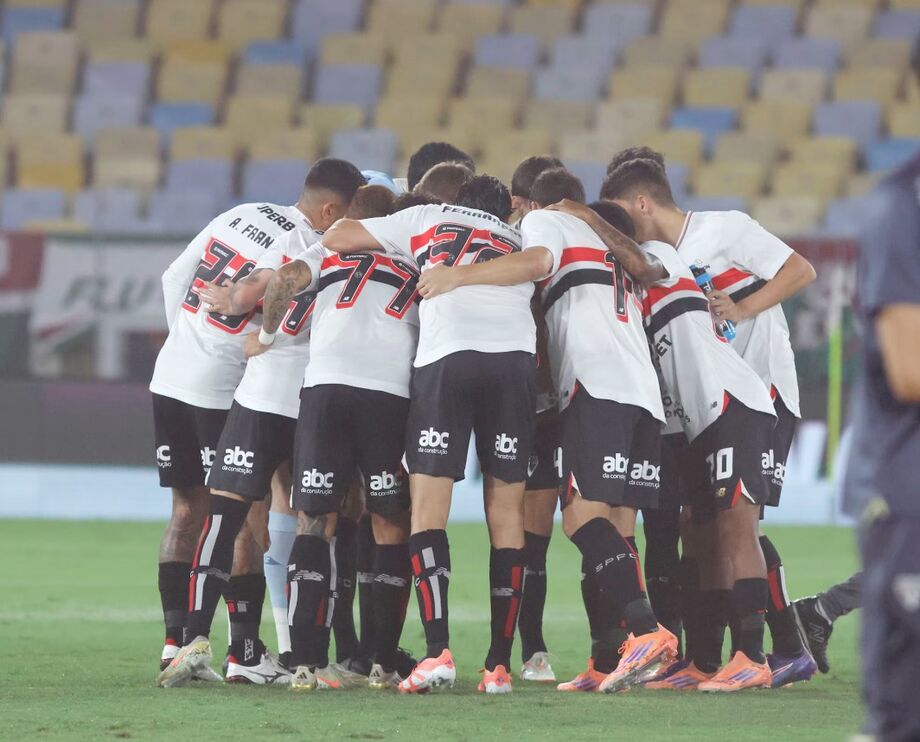 Elenco do São Paulo em jogo no Morumbi; clube encerrou 2025 sem atingir metas principais