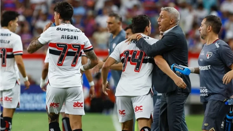 Com vitória por 3 a 0 sobre o Inter, São Paulo segue com chance de vaga na Libertadores 2025.