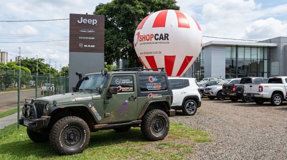 Ação promocional do ShopCar em frente a concessionárias de Mato Grosso do Sul reforça a presença do portal no mercado automotivo e sua conexão com lojistas e consumidores.
