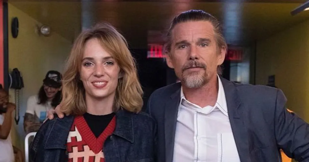 Maya Hawke e Ethan Hawke.