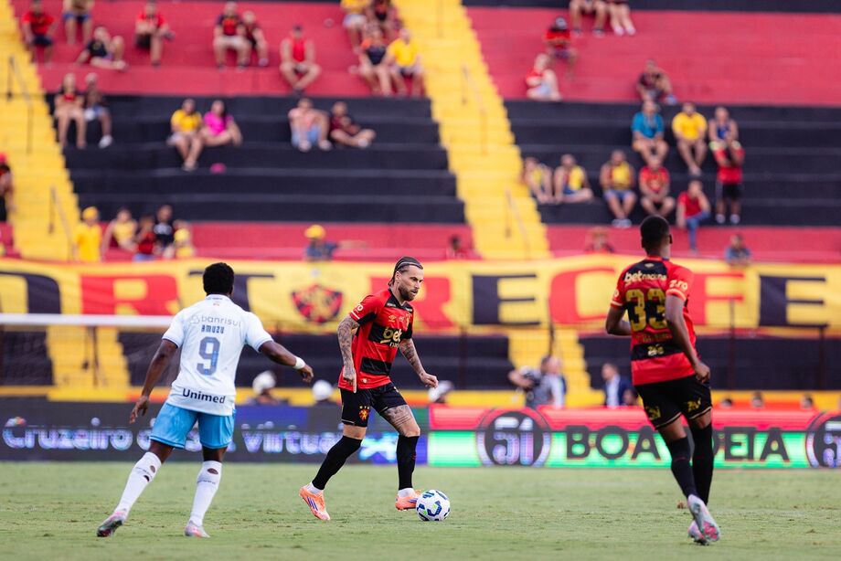Grêmio controla a partida e goleia o Sport por 4 a 0 na última rodada do Brasileirão.