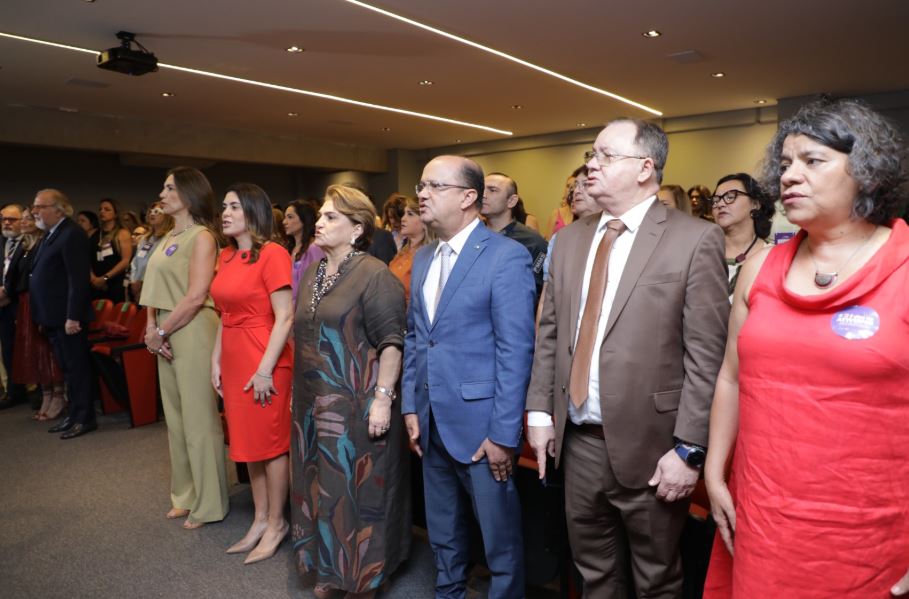 Gestoras e autoridades durante a abertura do 3º Encontro Nacional das Casas da Mulher Brasileira.