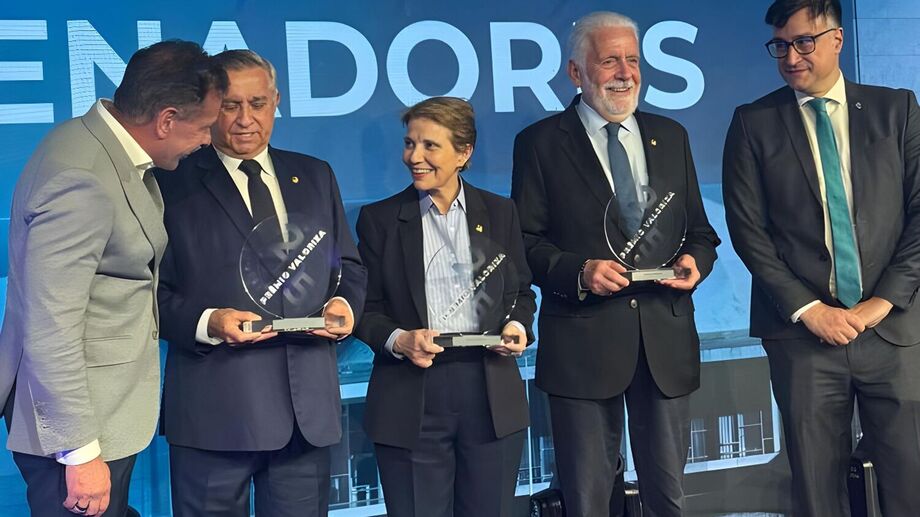 A senadora Tereza Cristina (PP-MS) recebe o Prêmio Valoriza Parlamento 2025, em Brasília.