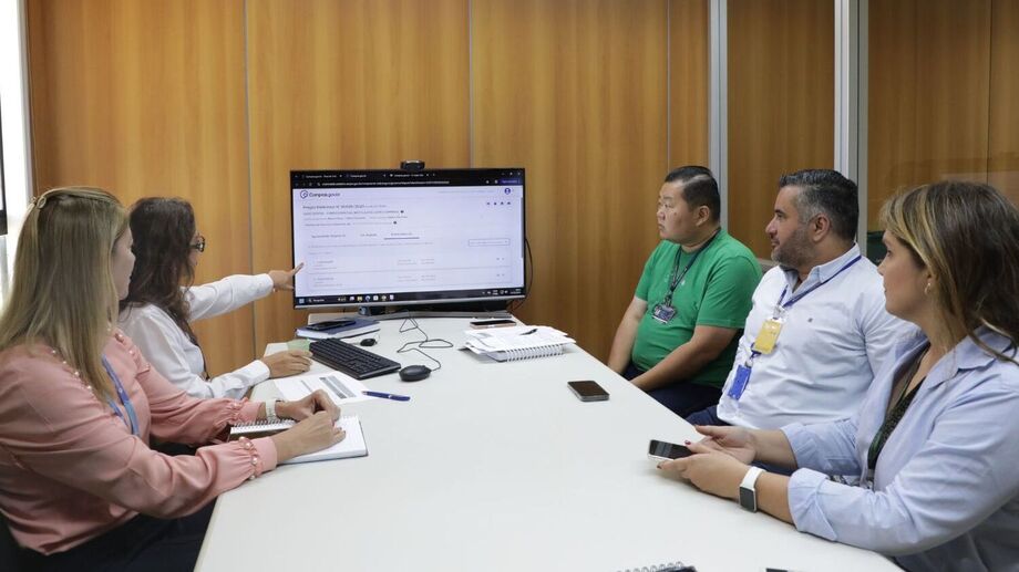 Equipe do TJMS acompanha, em ambiente digital, a realização da primeira licitação do tribunal na plataforma Compras.gov.br, reforçando transparência e organização dos processos.