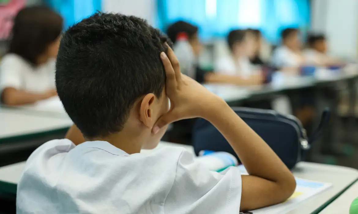 Profissão de orientador educacional ganha protagonismo com foco em saúde emocional e mediação nas escolas.