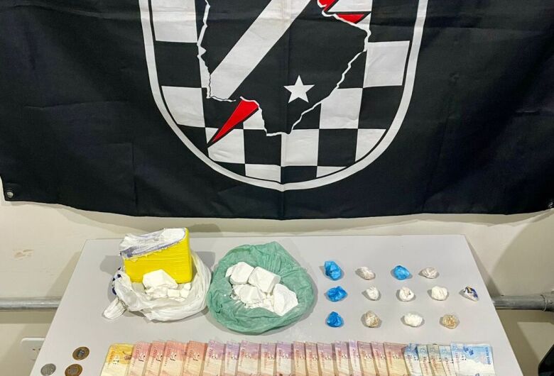 Drogas, balança de precisão e celulares foram apreendidos em residência usada como ponto de tráfico em Maracaju