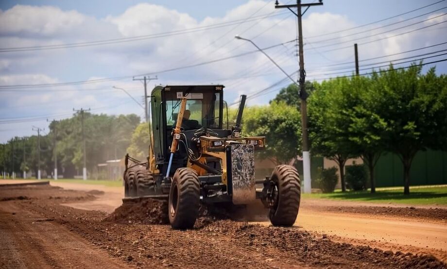 Máquina da Prefeitura de Nioaque realiza patrolamento em estrada de terra como parte do programa de recuperação das vias rurais com recursos do ITR 2025.
