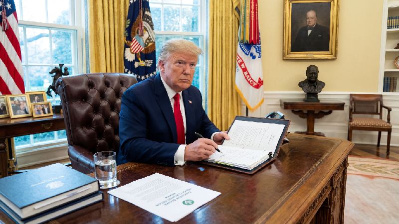 Donald Trump durante reunião no Salão Oval, na Casa Branca, onde discutiu proposta para reclassificar a maconha nos EUA.
