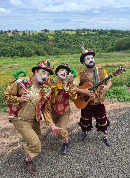 Uma trupe de artistas e palhaços está passando pelas escolas e comércio da cidade, convidando a população