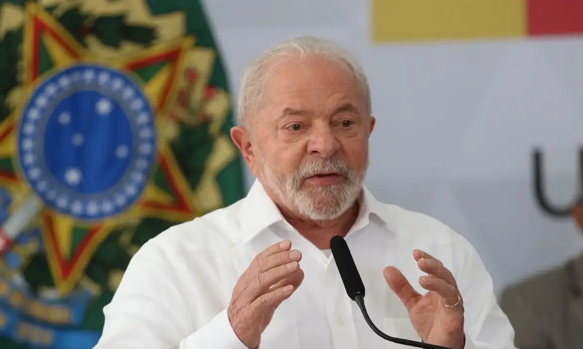 O presidente Luiz Inácio Lula da Silva durante pronunciamento sobre as projeções econômicas do governo para 2026, em evento oficial em Brasília.