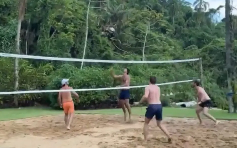De férias no Brasil, Verstappen aparece jogando vôlei de praia ao lado de amigos.