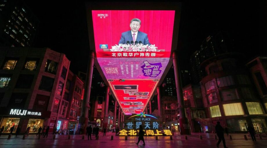 Transmissão do discurso do presidente chinês Xi Jinping em um telão instalado em um shopping de Pequim.