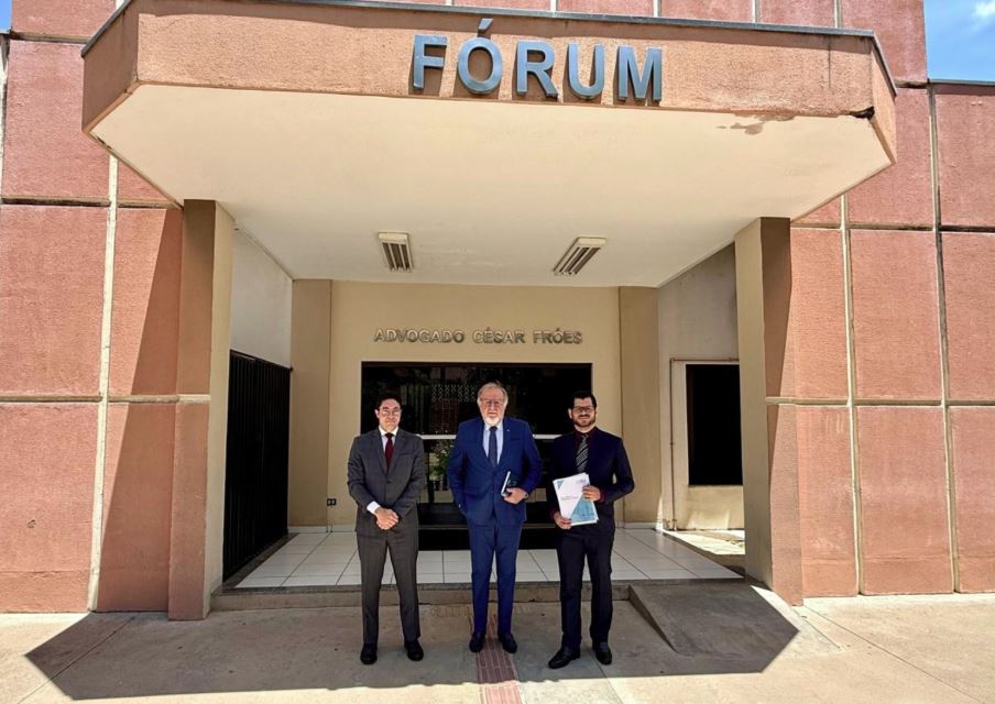 Corregedor-Geral, Des. Ruy Celso Barbosa Florence, e equipe em frente ao Fórum de Porto Murtinho.