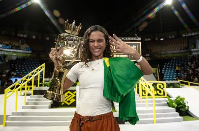 Rayssa Leal comemora o tetracampeonato do Super Crown da SLS, conquistado neste domingo em São Paulo.