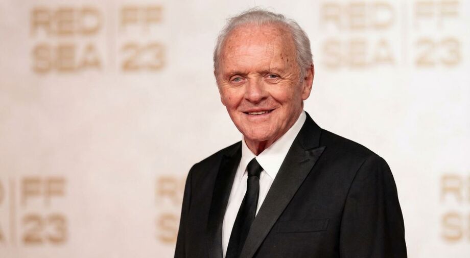 Anthony Hopkins celebra 50 anos de sobriedade e compartilha mensagem sobre superação do alcoolismo.