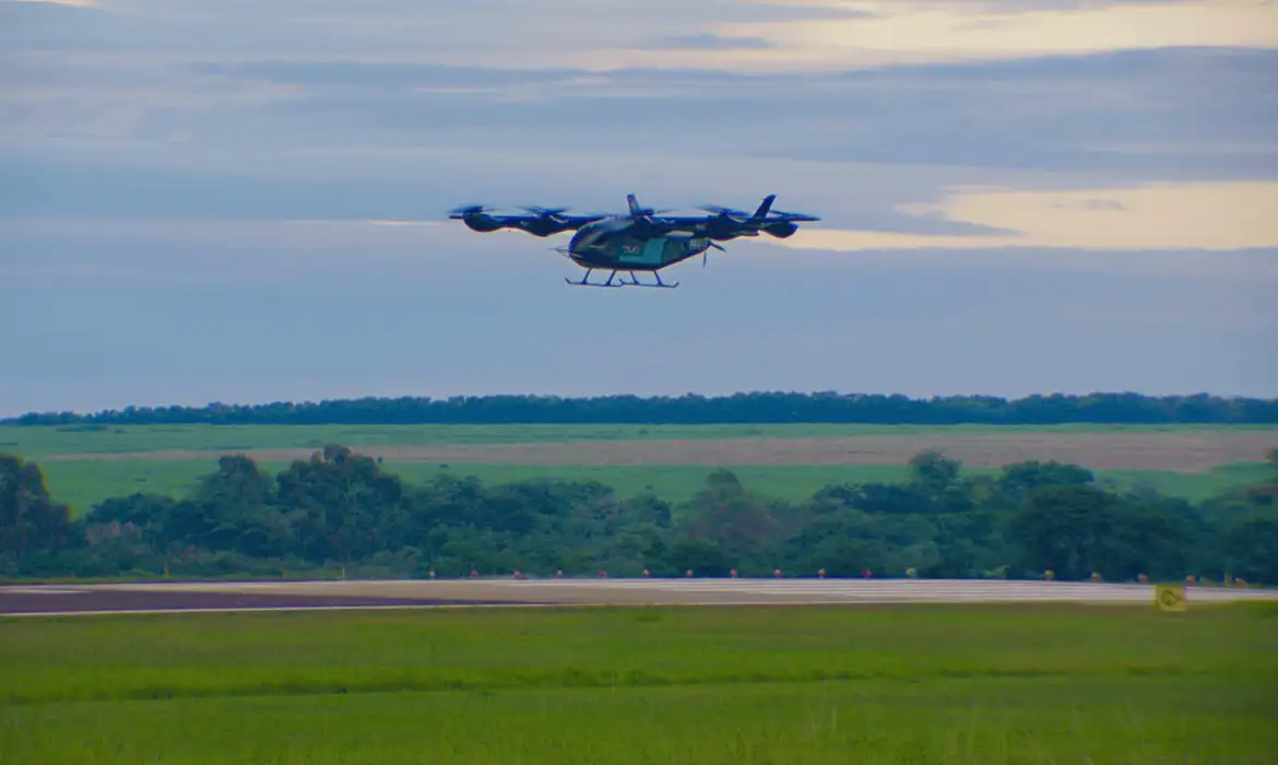 Protótipo em escala real do eVTOL da Eve realizou voo não tripulado no interior de São Paulo.