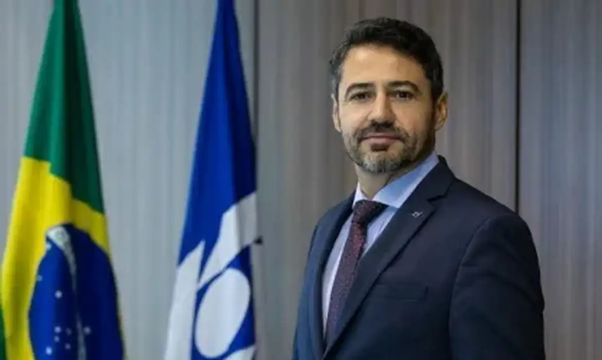 Ex-secretário Julio Cesar Vieira Gomes é demitido do serviço público, ficando impedido de assumir cargos por cinco anos.