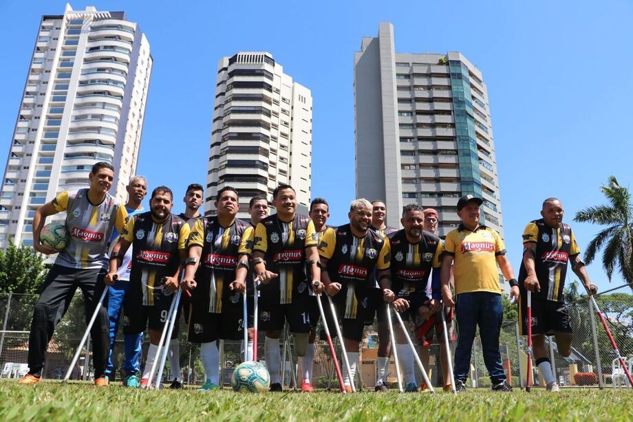 Atletas com deficiência participam do Amistoso Inclusivo na Praça do Belmar Fidalgo, promovendo integração e respeito.
